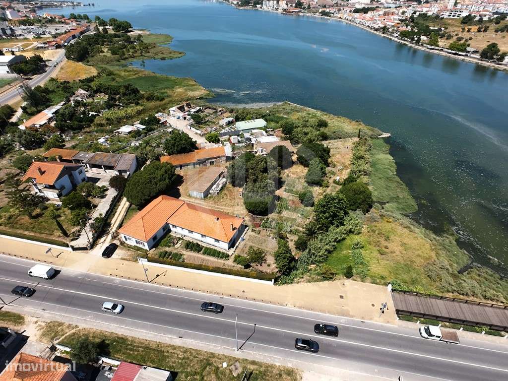 Moradia T3 + Área Terreno 4.150m2 + Atracadouro // P/Recuperar-10