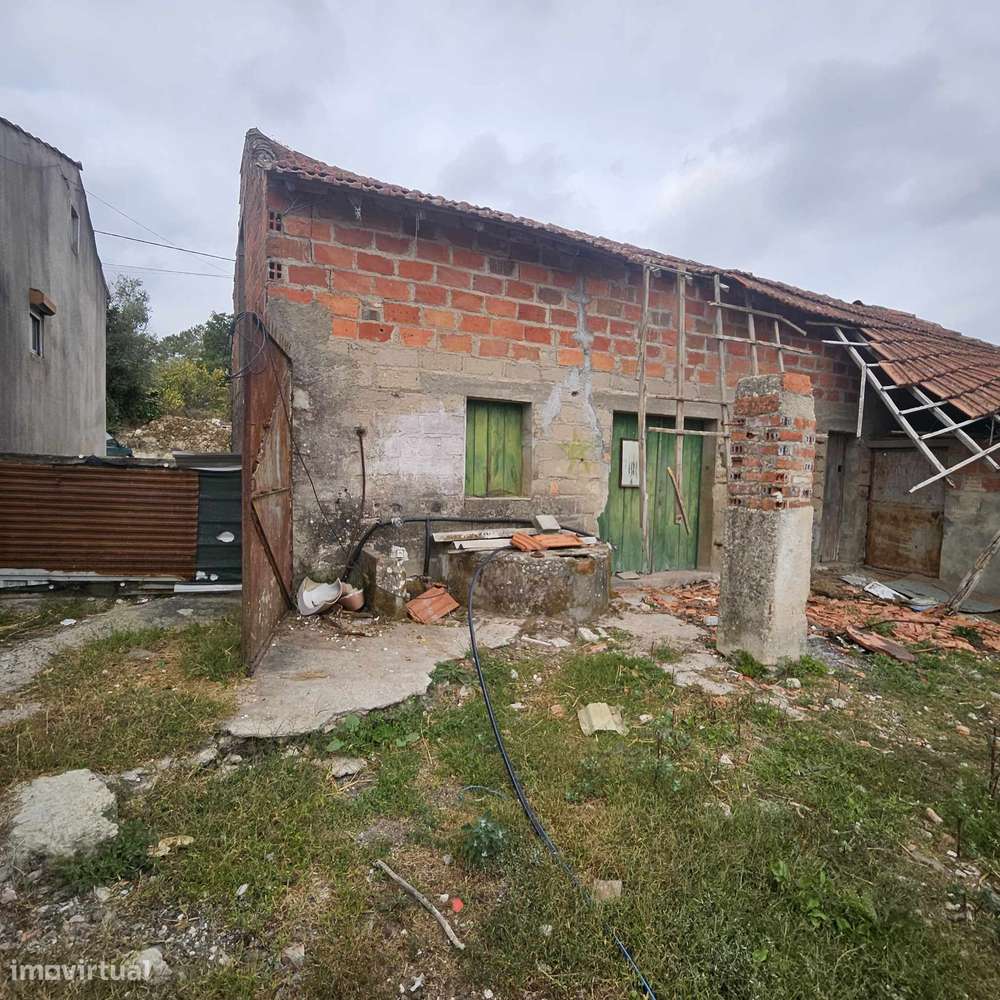 Propriedade com duas Ruínas - T3053/24-5