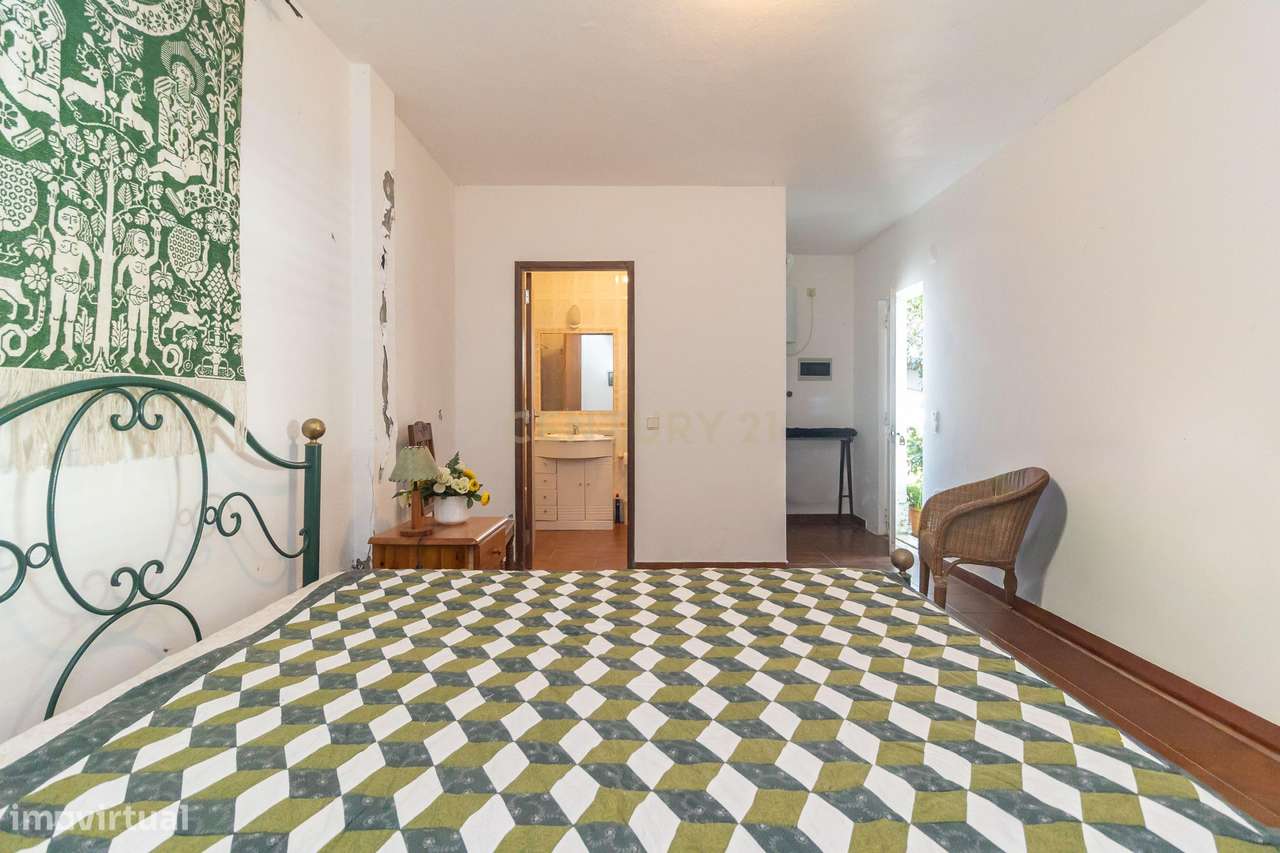 Moradia com construções de apoio, piscina e localização priviligiada-42