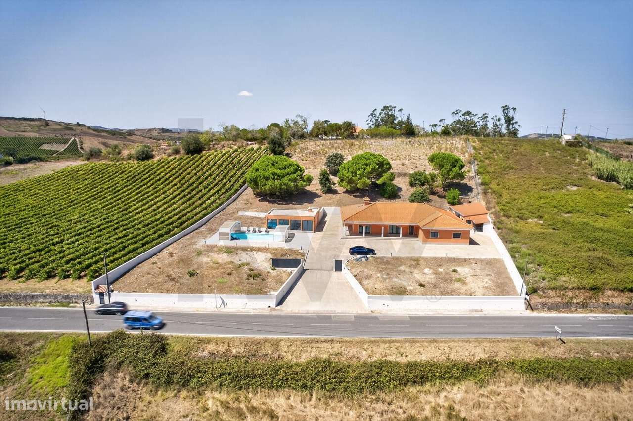Moradia T5 com piscina e mais de 8.000 m2 de terreno | Seramena, Sobra-0
