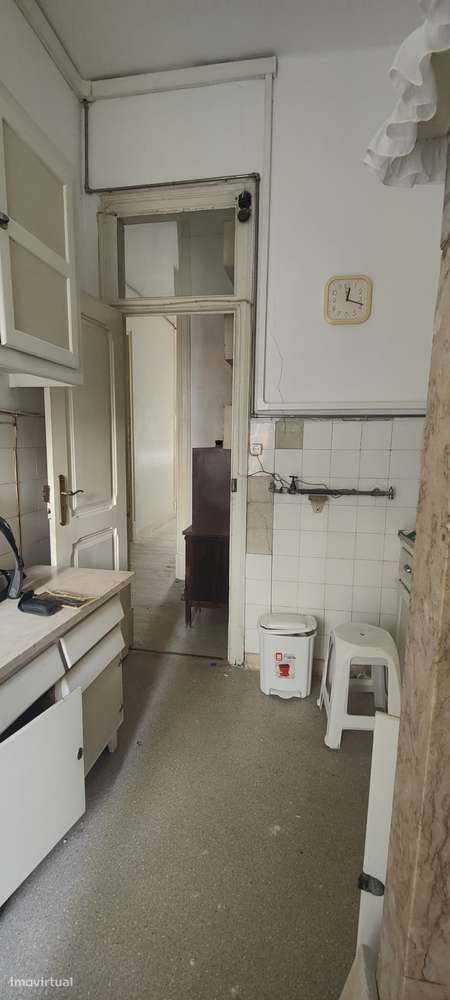 Apartamento T3 com varanda em Avenidas Novas, para remodelação total.-25