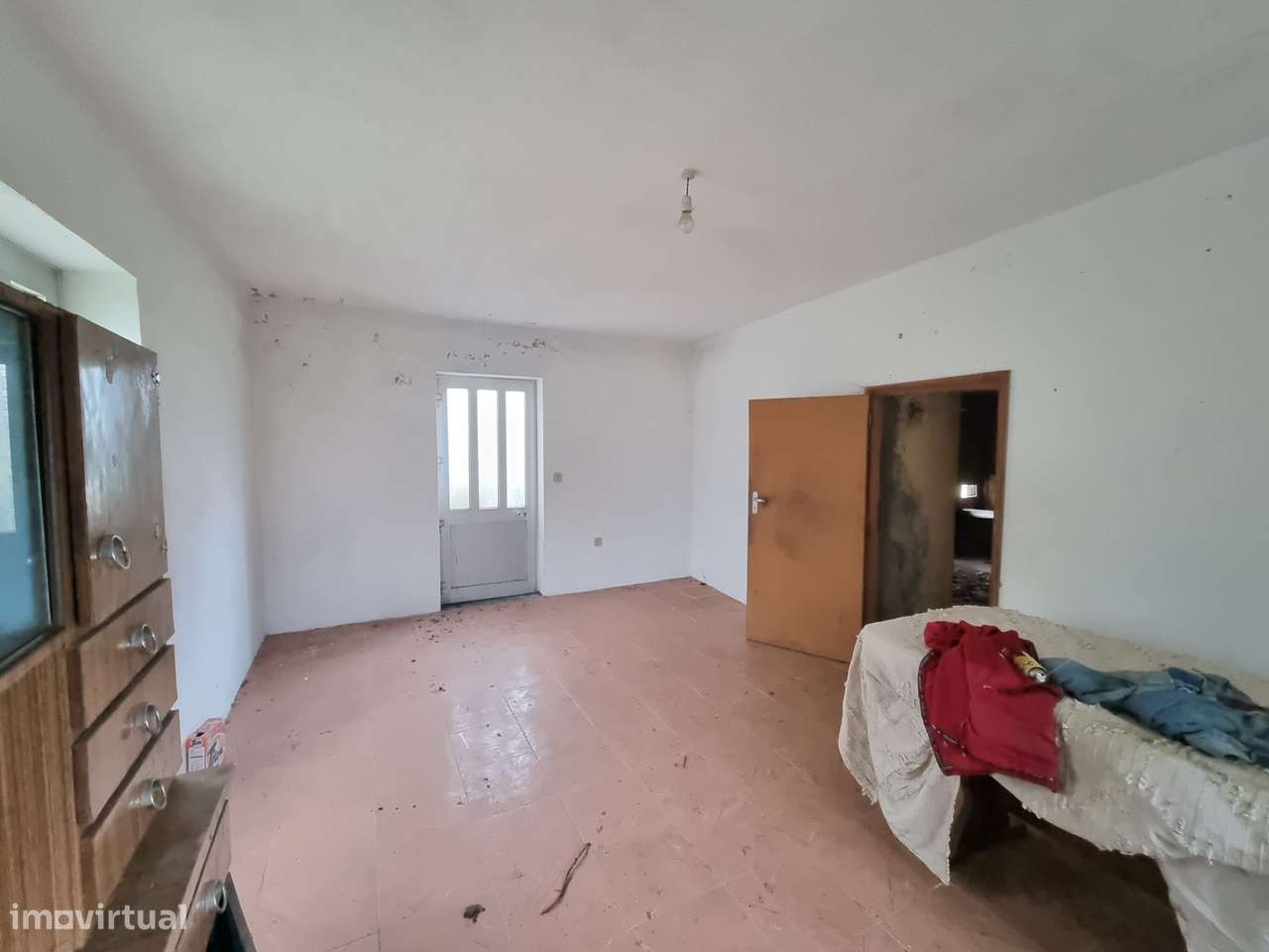 Moradia para restauro com elevado potencial de investimento-6