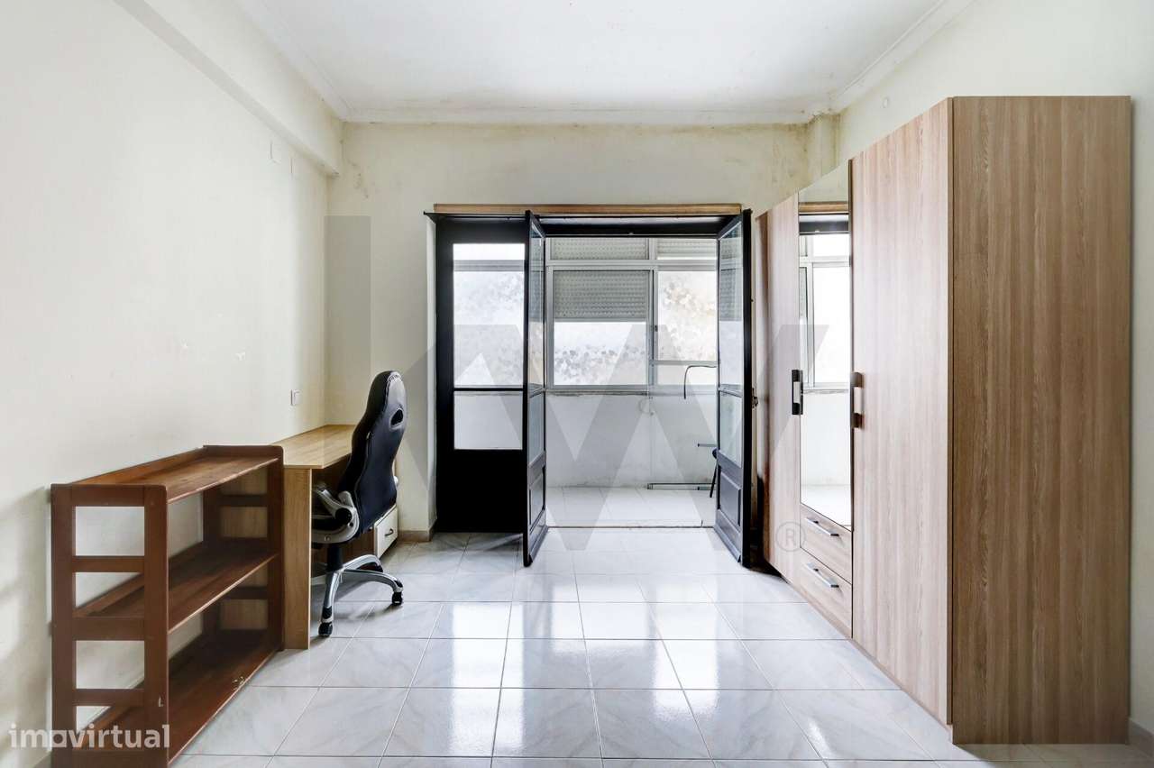 Apartamento T3 Monte da Caparica Rua General Humerto Delgado-44
