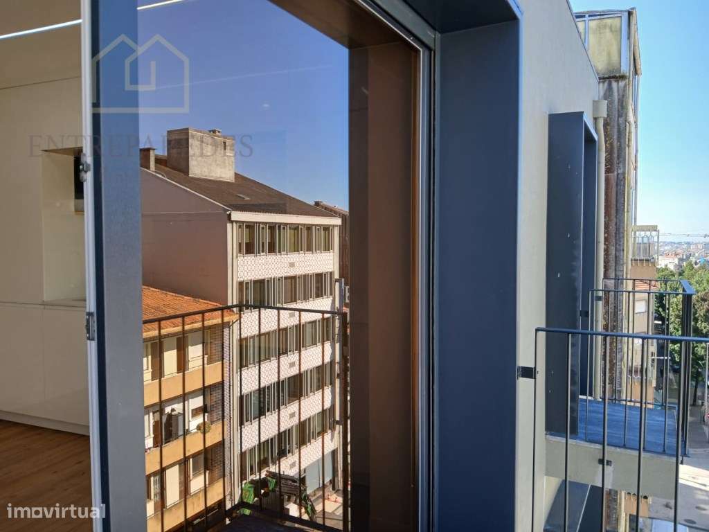 Apartamento T1 com varanda para comprar no centro do Porto - Grande imagem: 2/17