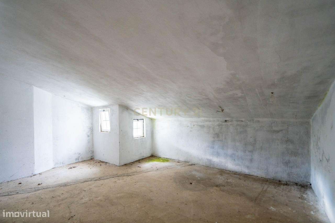 Moradia de dois pisos de tipologia T4 com terreno-37