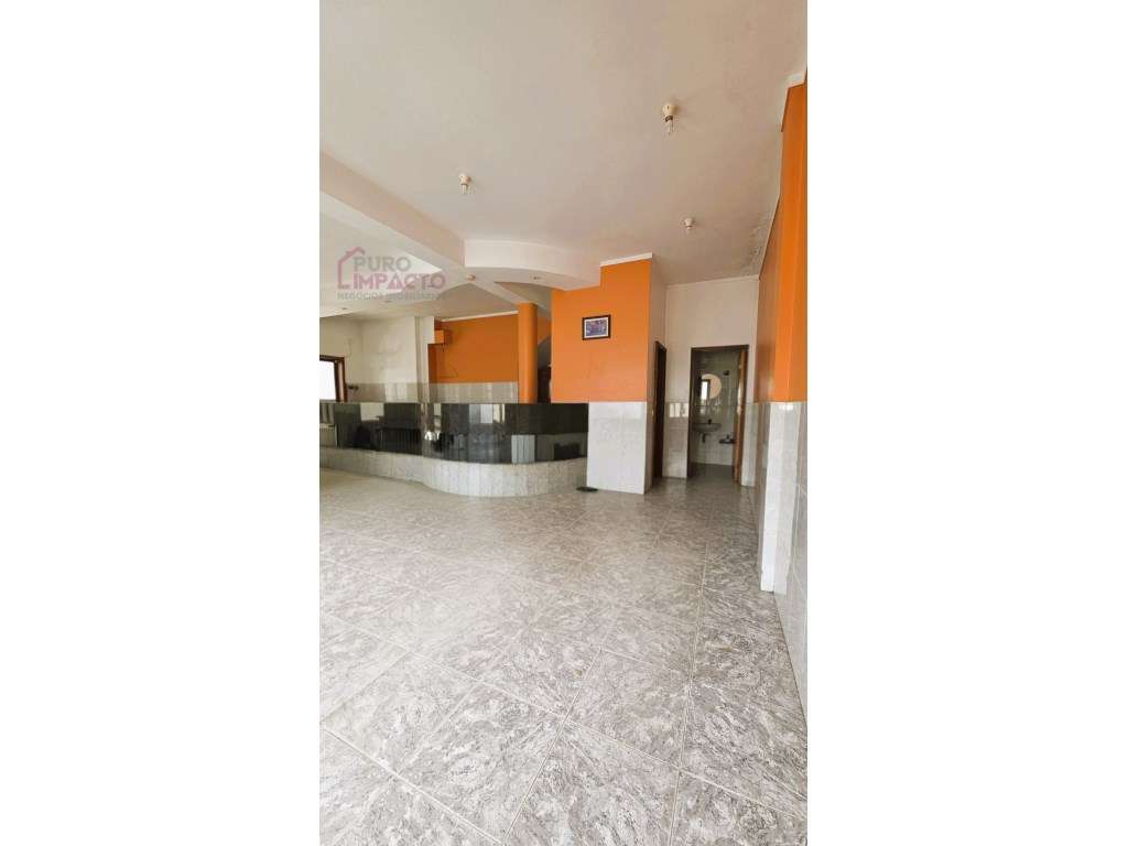 Prédio com T2 + Espaço Comercial | Duas Entradas Independentes | Po...-14