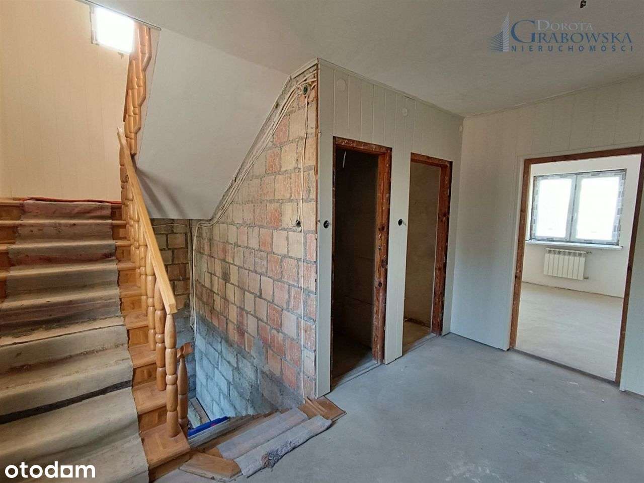 Wolnostojący dom w ładnym otoczeniu.-6