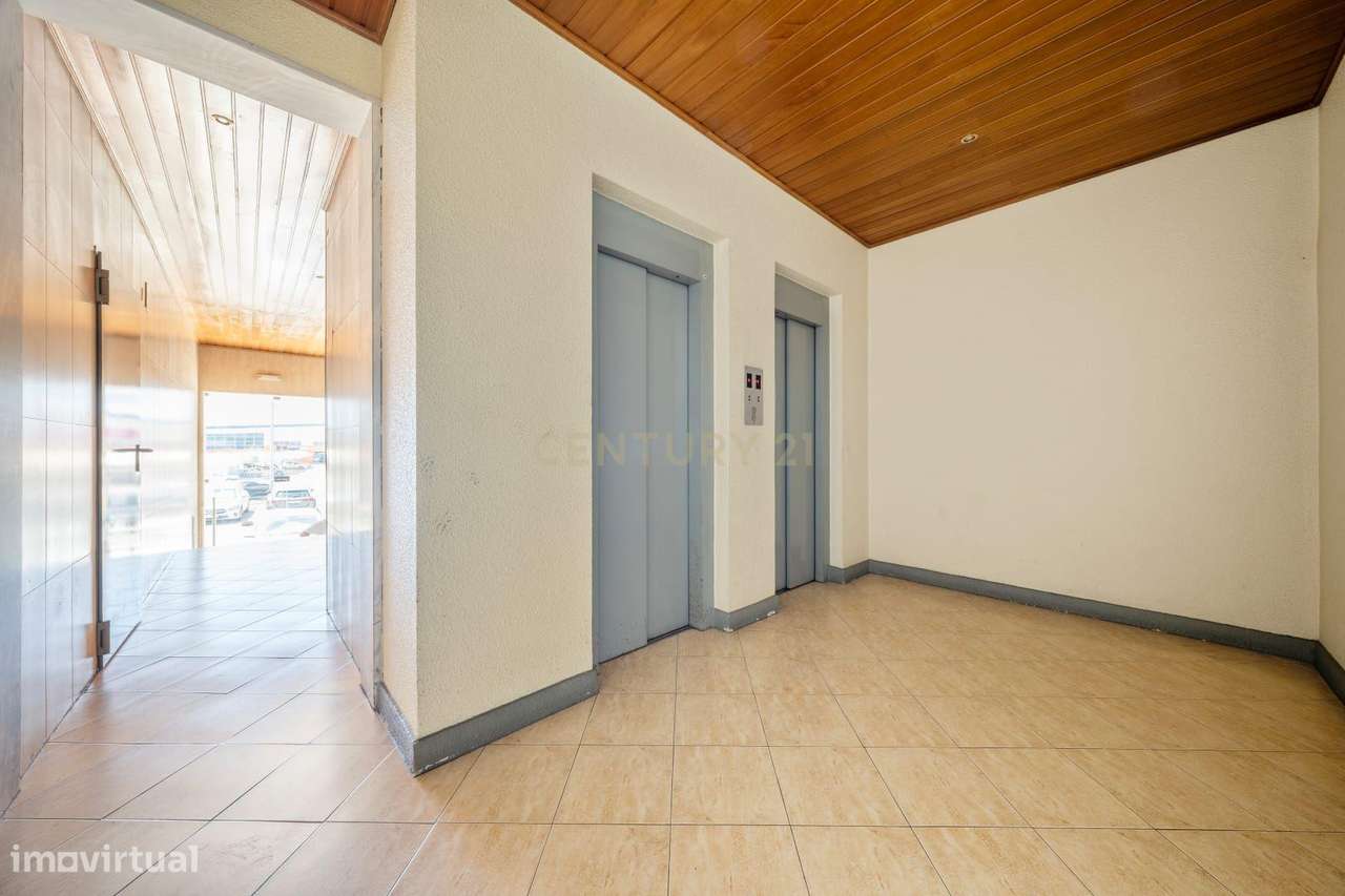 Apartamento T2 em Montijo com Parqueamento e Varandas-19