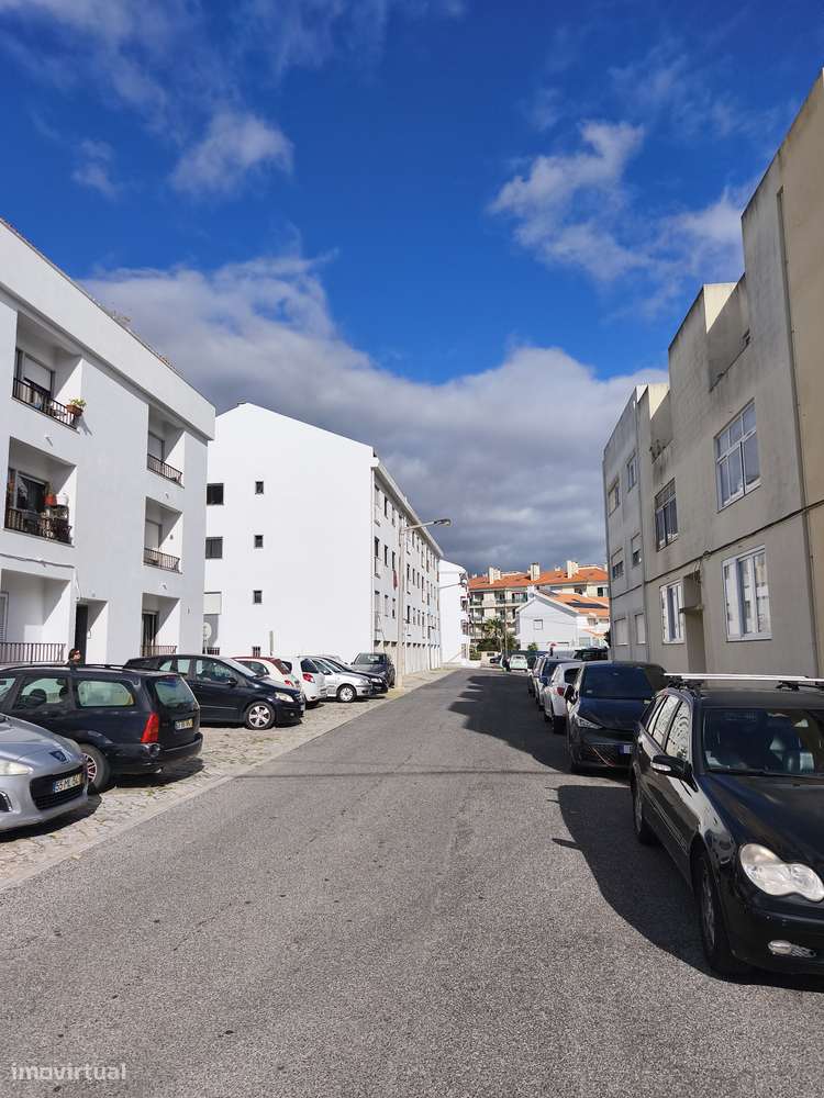 T2 Bem Conservado na Rua José Cardoso Pires, Areias, Estoril.-30