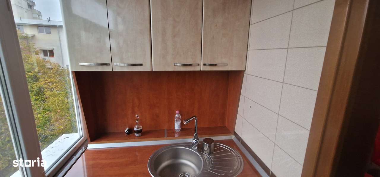 Apart. CU AMENAJARI DE LUX - 3 camere, etaj 4,  Barlad, zona : Polimed-6