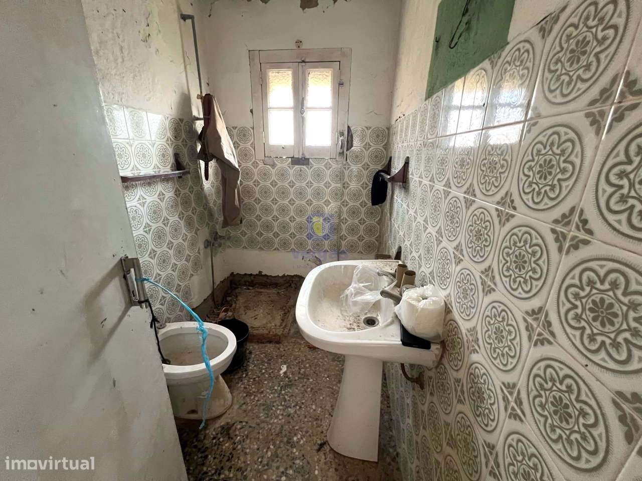 Baixa de Preço !!!! Villa para Recuperação na Labrujeira - Ventosa - A-15