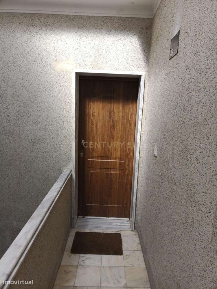 T3 com Sótão Amplo e Potencial para Duplex — Torre da Marinha-9
