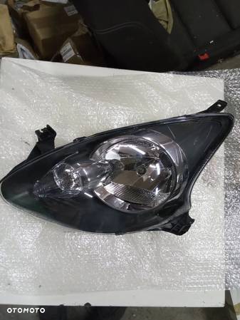 Toyota Aygo II  2014 rok lampa 81170-0H011 - 1