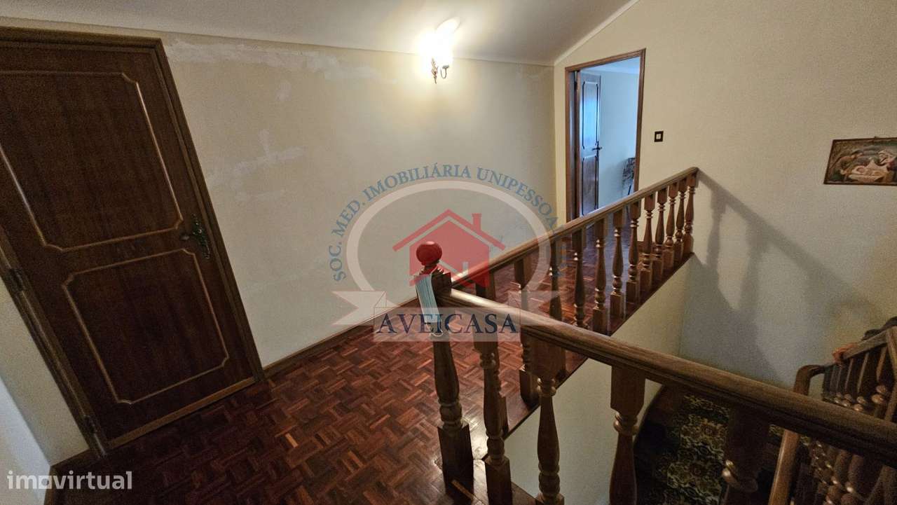 Moradia isolada T5 em bom estado com quintal e garagens-24