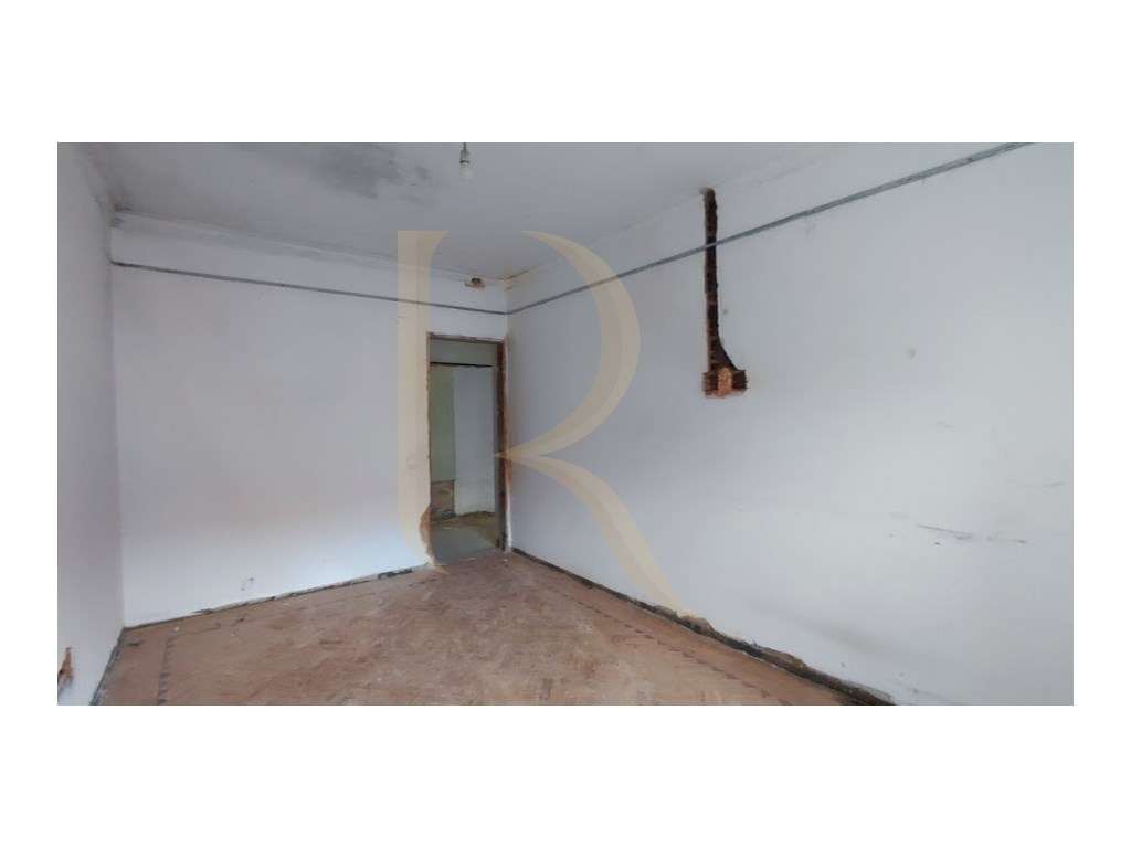 Apartamento T2 em remodelação na Cruz de Pau-6
