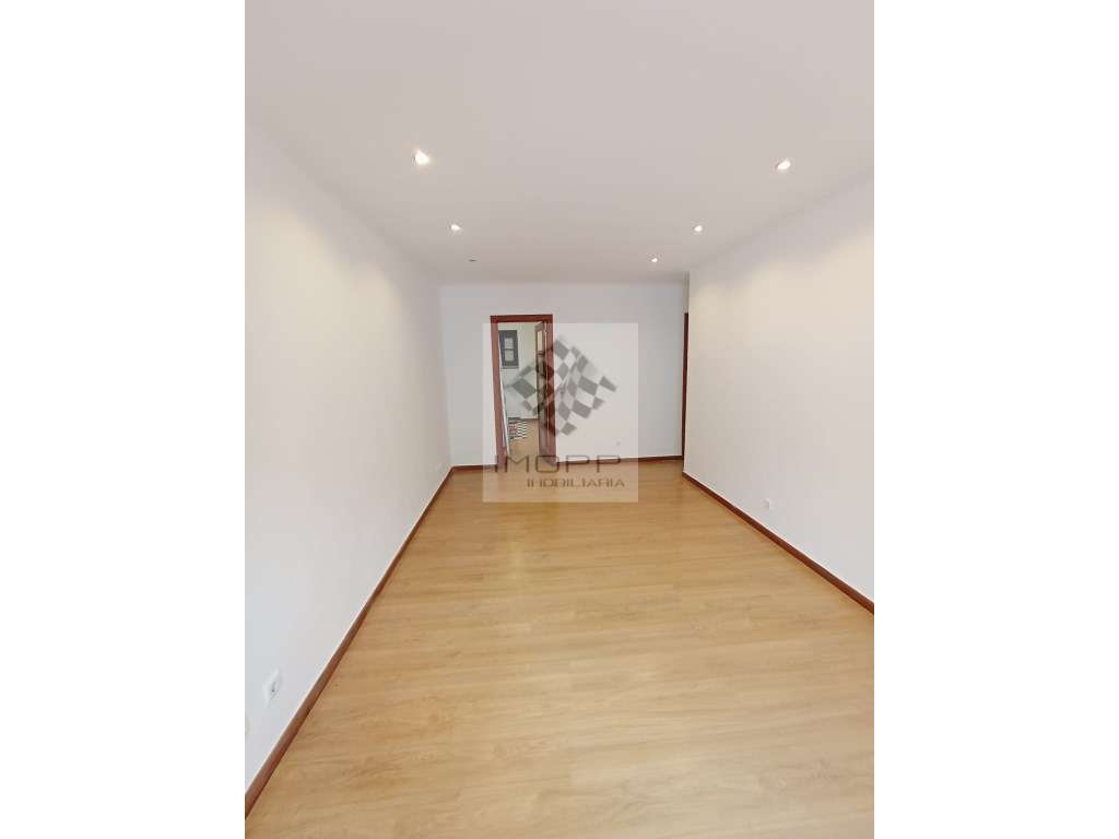 Espetacular T1 remodelado com logradouro em Benfica-12