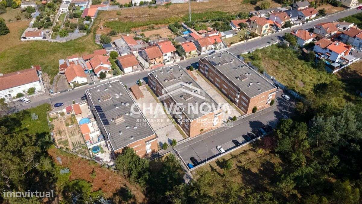 Apartamento T2, em Pedroso, com duas varandas, garagem e arrumos-43