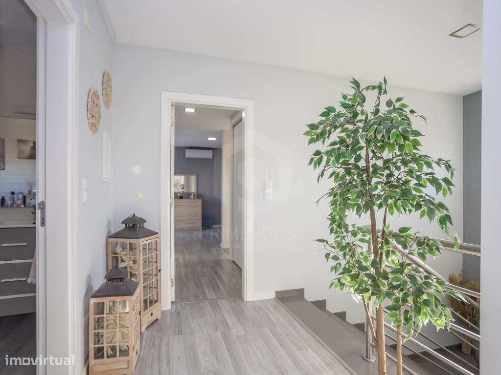 Moradia Isolada T4 com Piscina, Garagem e Acabamentos Premium-43