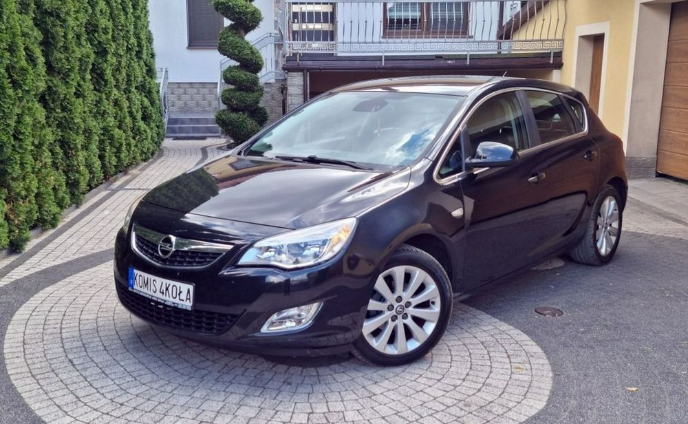 Opel Astra J 2011