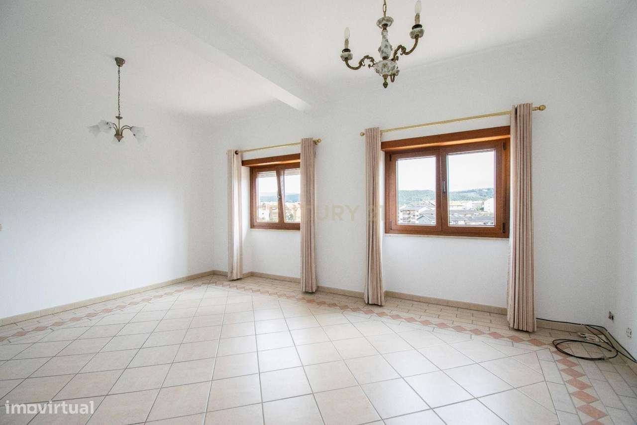 Moradia Exclusiva no Coração dos Olivais – Conforto, Espaço e Tranquil-9