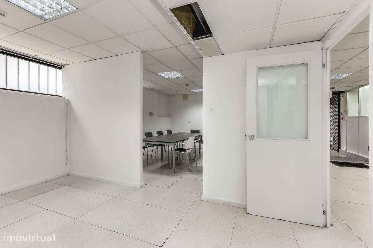 Espaço comercial 550 m² | Escritório + Loja + Armazém | Dois acessos-28