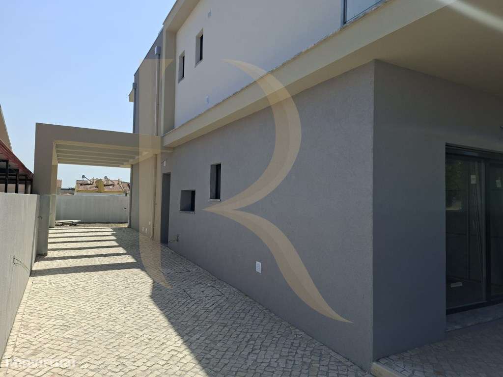 Moradia geminada T3 nova em Fernão Ferro-21
