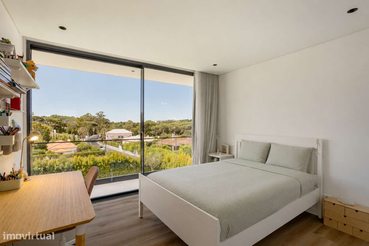 Moradia T4 contemporânea com jardim e piscina no bairro da Martinha, E-19