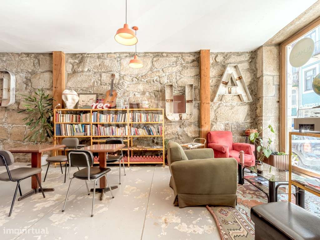 Prédio para reabilitação na Rua do Almada Porto. - Grande imagem: 2/25