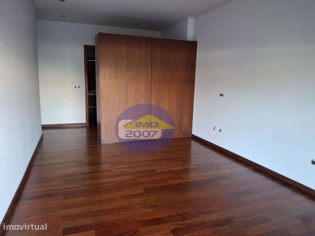 Excelente T3 com dois terraços, a Nascente e a Poente-14