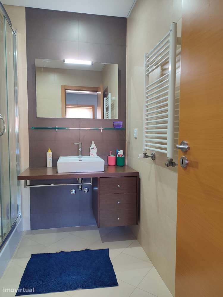 Moradia T4(2 suites) + escritório, cond.fechado à Estrada Nacional N.1-31