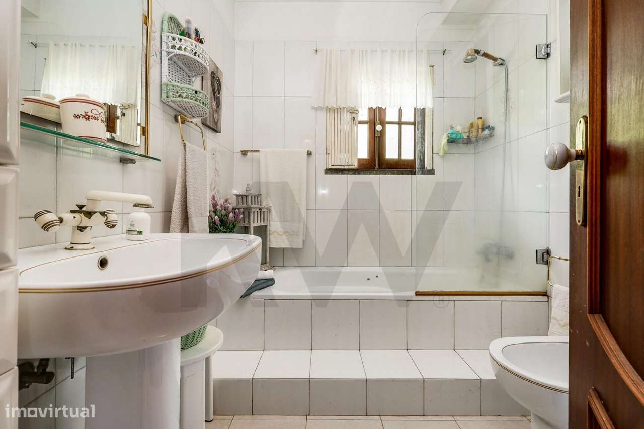 Moradia T6 em Sintra com jardim, garagem e vista de mar ao fundo-20