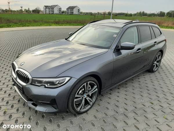 BMW Seria 3 330d xDrive mHEV - 11