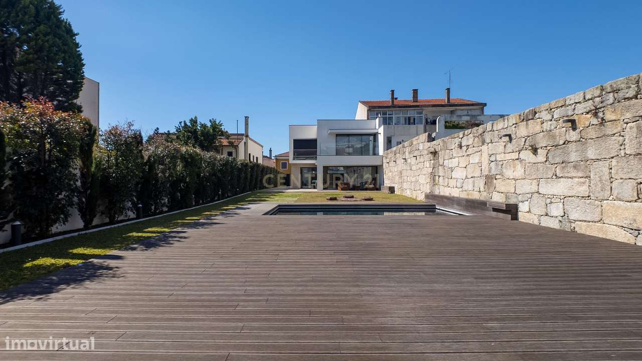 Moradia de Luxo | Construída em 2023 | Design Contemporâneo com Piscin-31