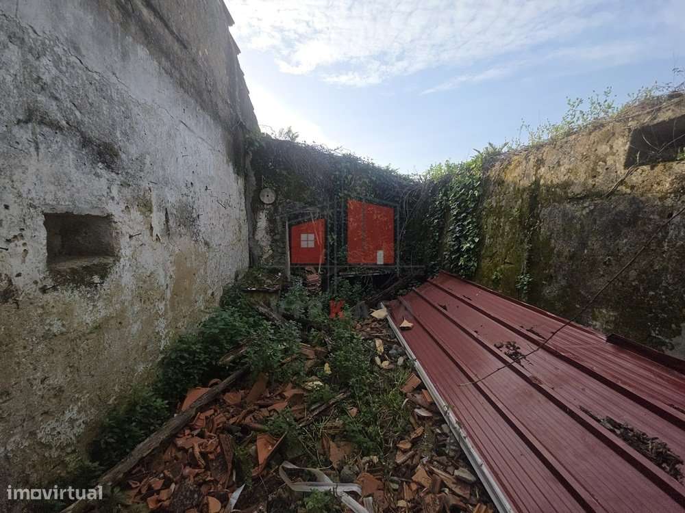Moradia para recuperação total com 1437 m2 de lote-12