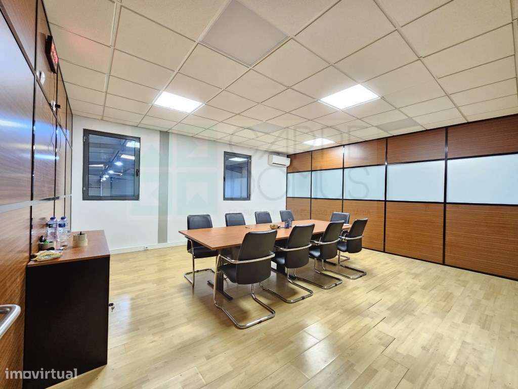 Amplo Armazém com escritórios na Nacional 10, Alverca do Ribatejo - Grande imagem: 4/48