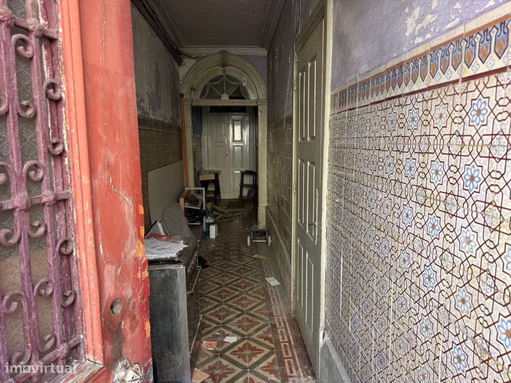Prédio para recuperar na Rua D. João IV, em pleno centro do Porto-12