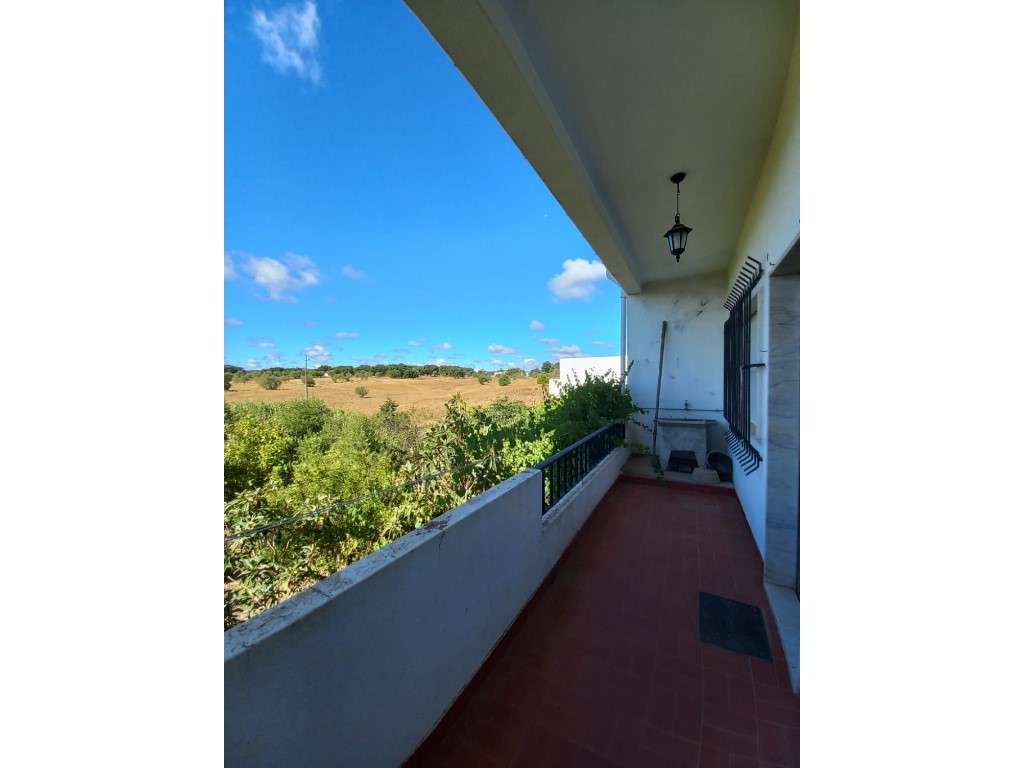 Moradia com 232 m², terreno de 630 m², piso inferior ao nível do ja...-27