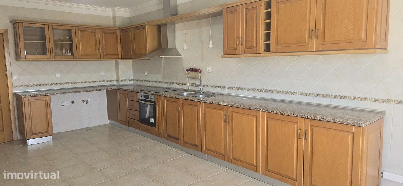 Moradia T4 com piscina-8