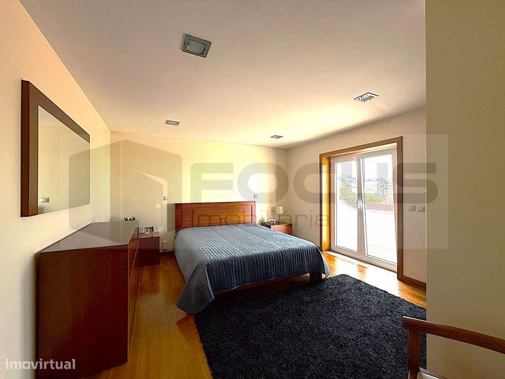 Espaçosa moradia T4 para venda em Esgueira-23