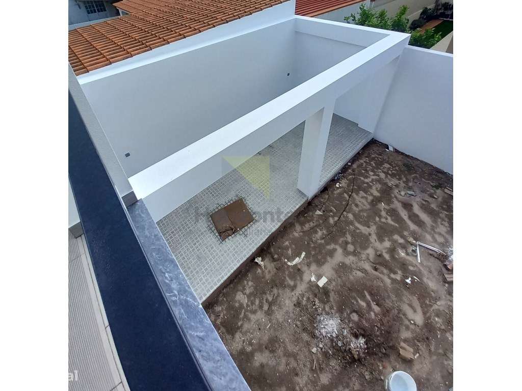 Moradia Geminada T3 + 1 - Fernão Ferro-11