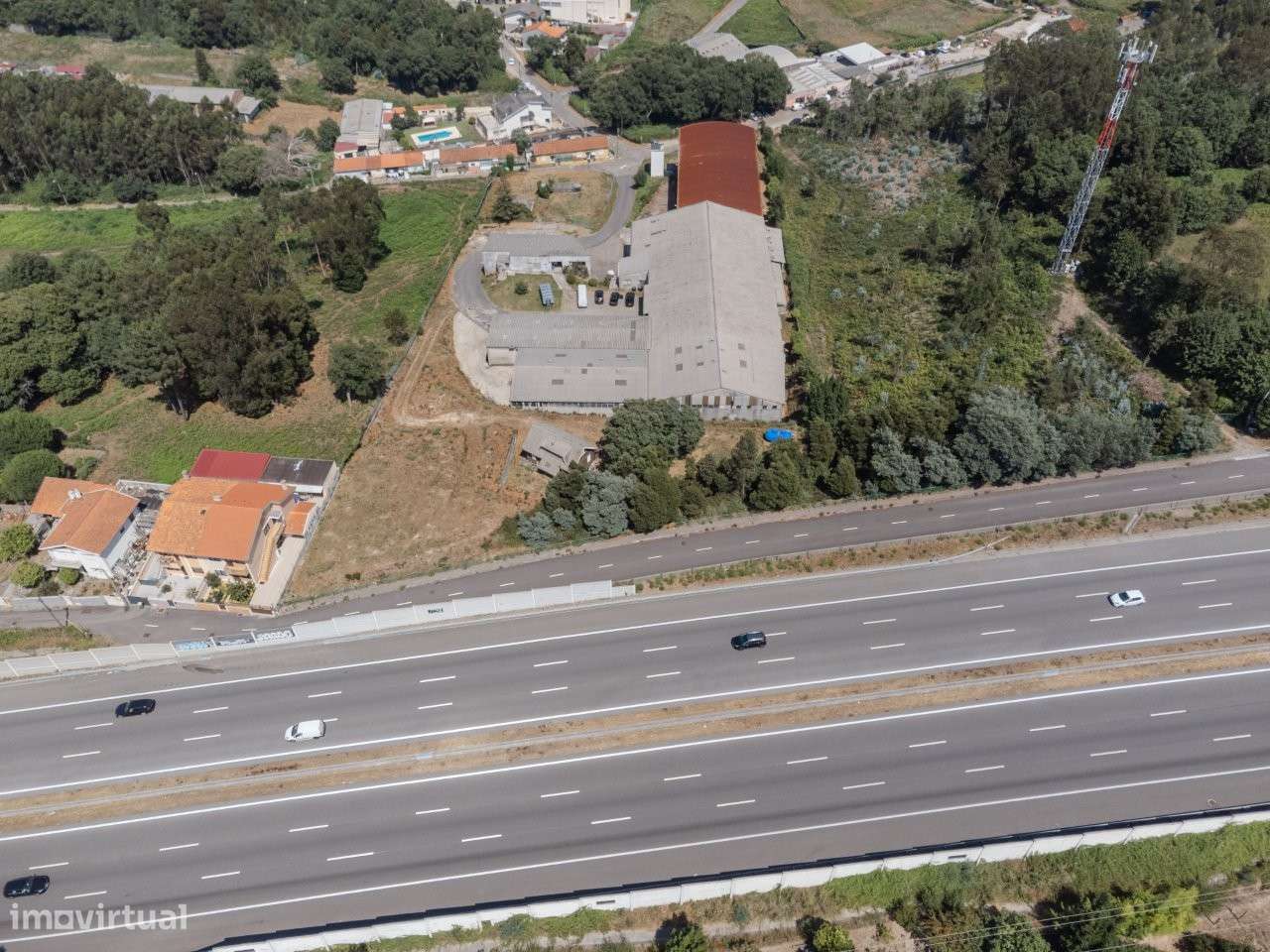 Armazéns com uma área de 5.270m2, em terreno com 14.000m2.-26
