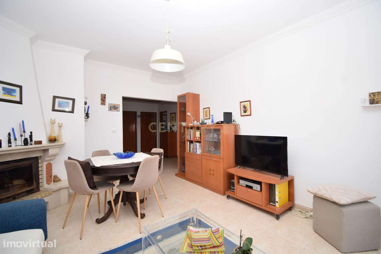 Apartamento T3, com 107 m² de área útil, estúdio musical com 40 m² e g-7