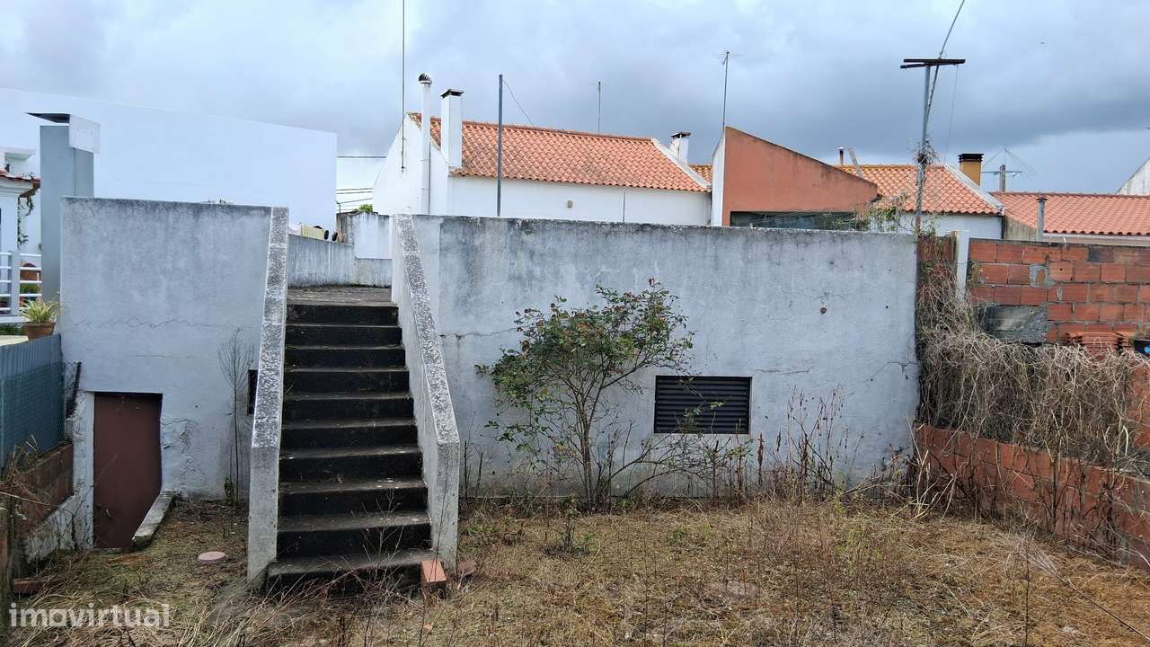 Moradia com Quintal, Garagem e Anexos no Coração de Coruche – Santarém-21