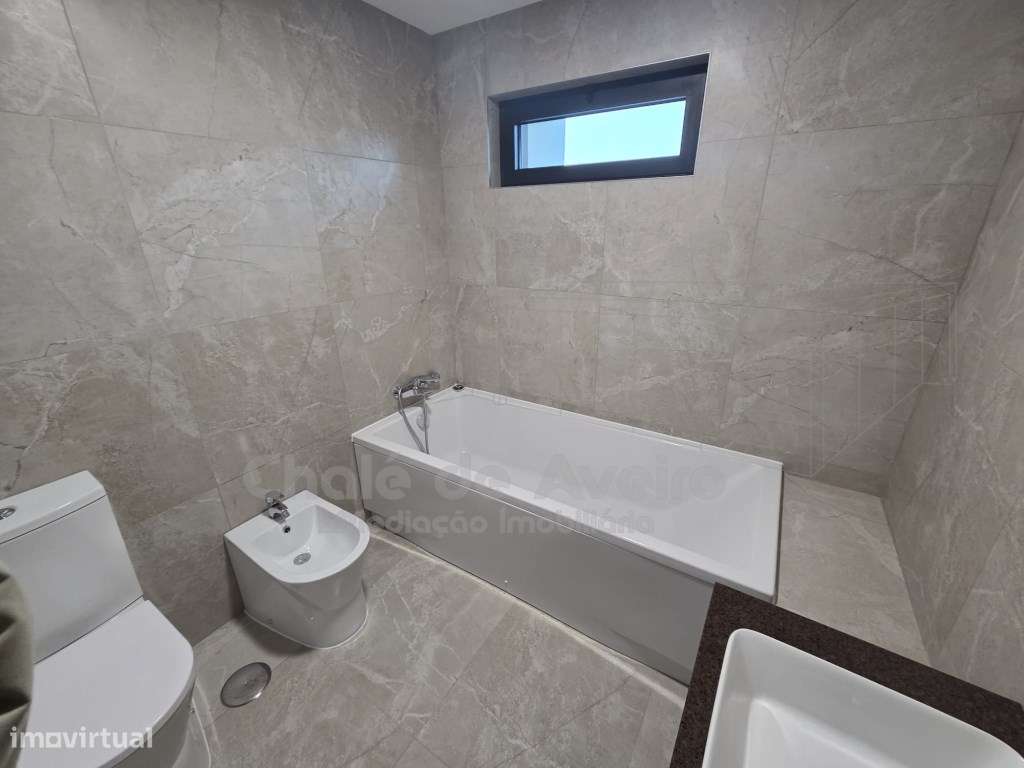 Moradia unifamiliar geminada T3, de 2 pisos, com garagem, anexos e ...-18