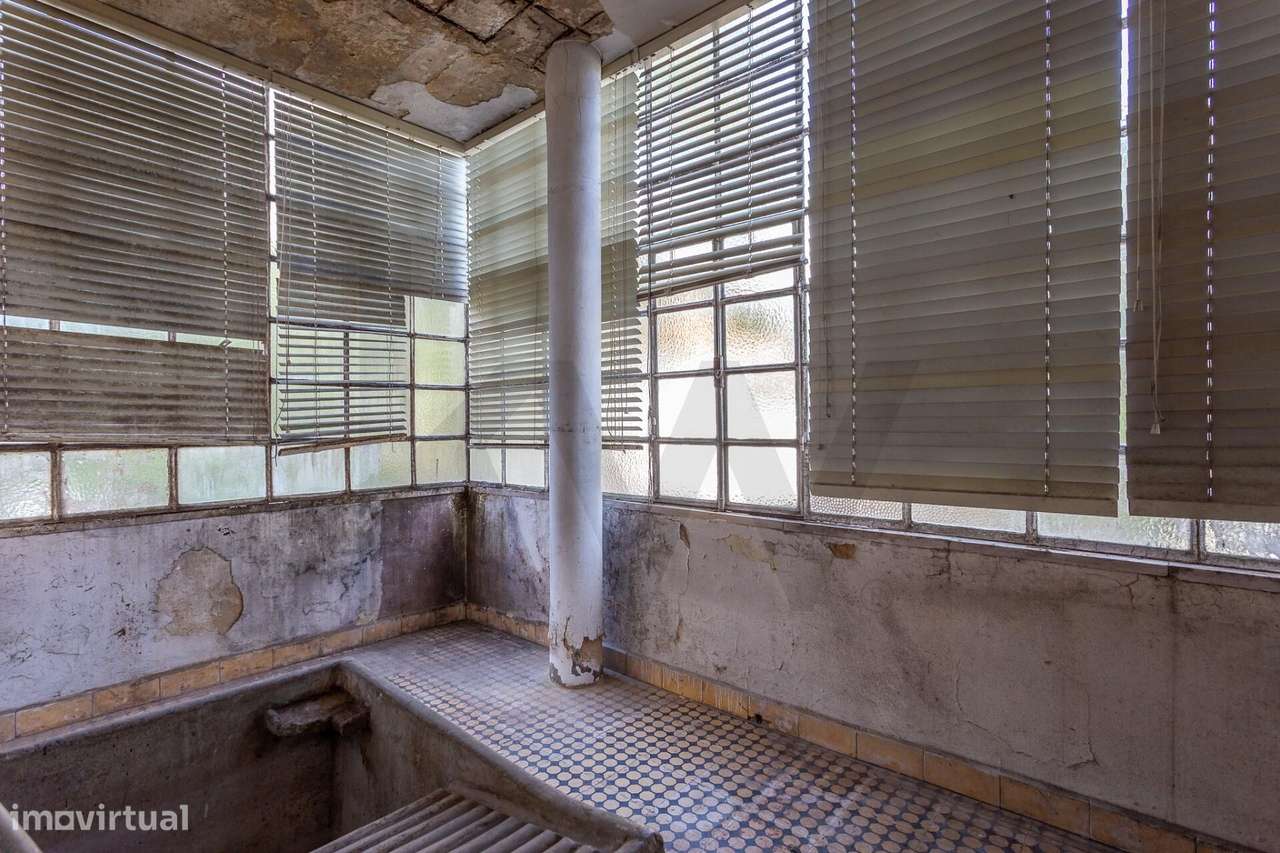 Moradia isolada para (sonhar e) remodelar | 300m2 área | Jardim à volt-12