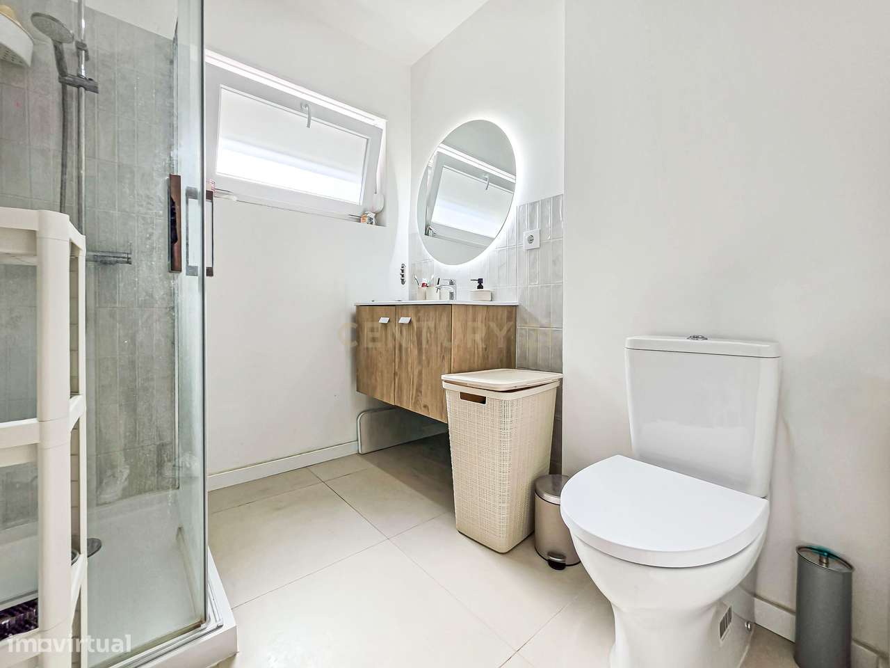 Apartamento Renovado com três Frentes em Verderena, Barreiro-22