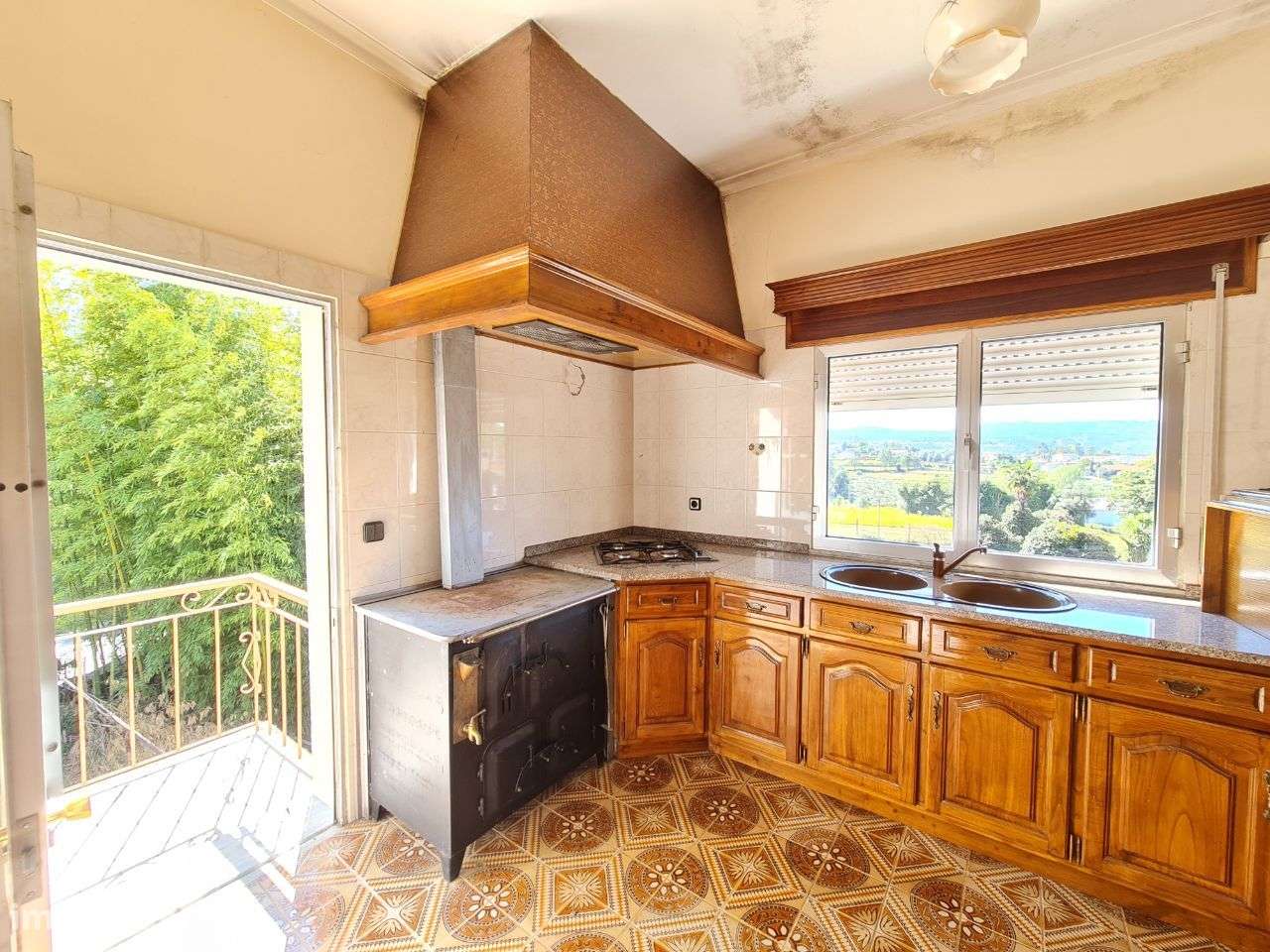 Moradia individual T4 em Amares-4