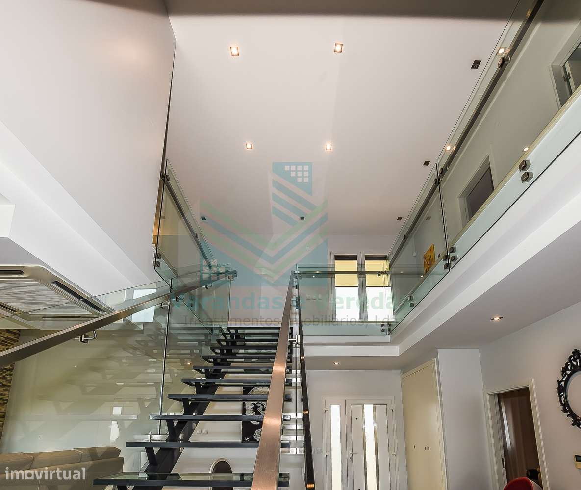 Moradia de luxo T5 com piscina e anexo-17