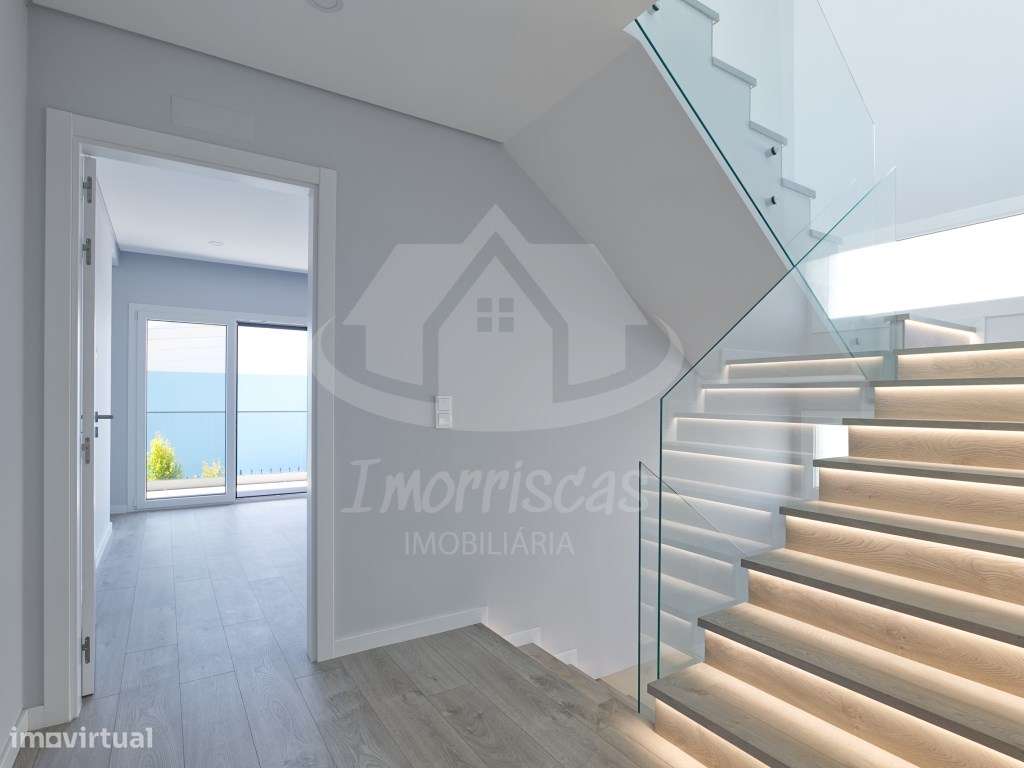 Moradia V4 Nova de Luxo com Rooftop e Vista Rio | Santa Iria de Azóia-48