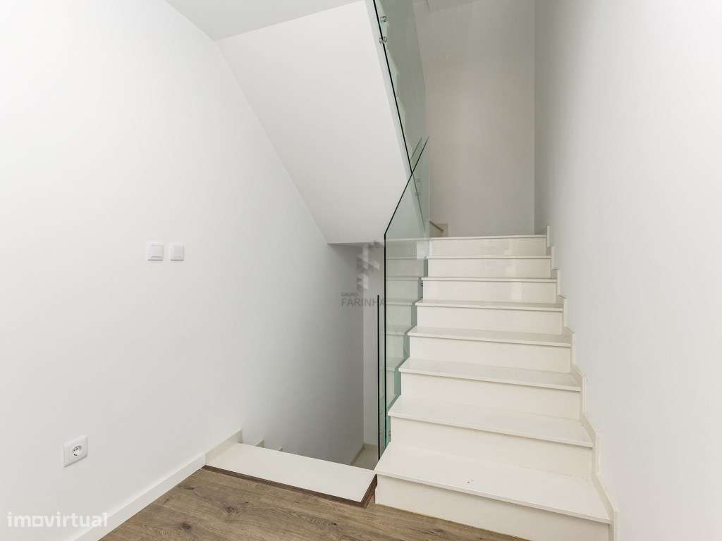 MORADIA T4 NOVA
Famões, moradia independente V4+1 nova com Jardim,...-12